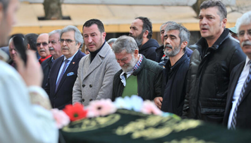 Ahmet Mekin, eşini gözyaşlarıyla son yolculuğuna uğurladı Ahmet Mekin, eşini gözyaşlarıyla son yolculuğuna uğurladı