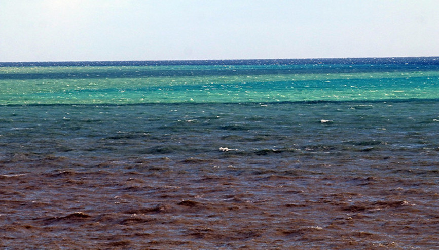 Fırtına, Antalya Körfezini 3 ayrı renge bürüdü