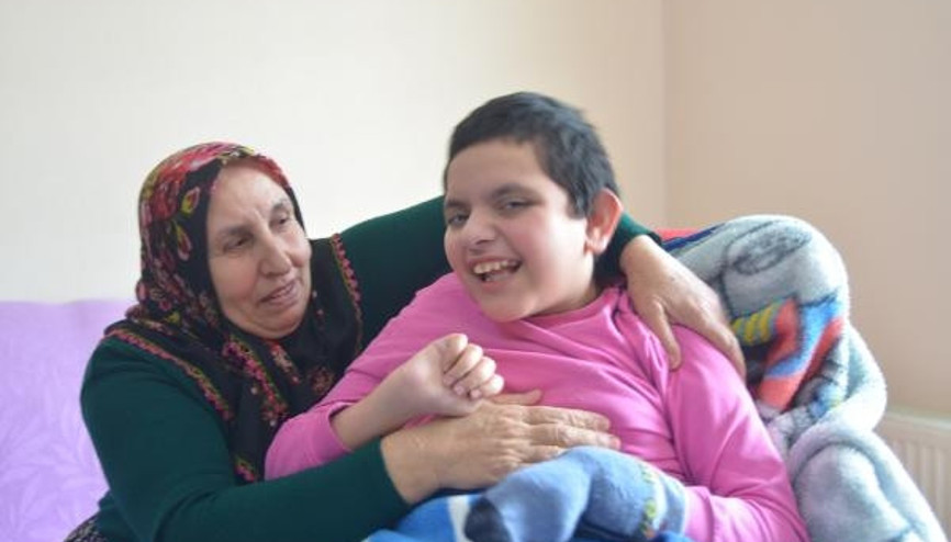 Anne ve babasının terk ettiği engelli torununa gözü gibi bakıyor