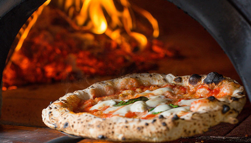 Sadece iki çeşit pizza yapıyor, kapısından metrelerce kuyruk eksik olmuyor
