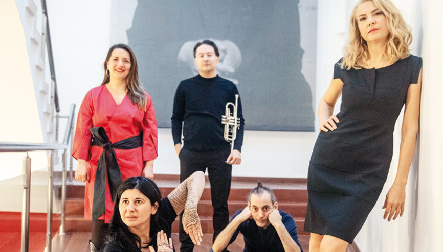 Bu insanlar bir müzede günde 8 saat ne yapıyor