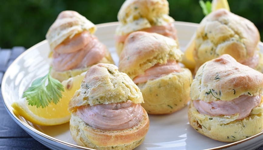 Füme somon mus ve mantar dolgulu bir profiterole ne dersiniz