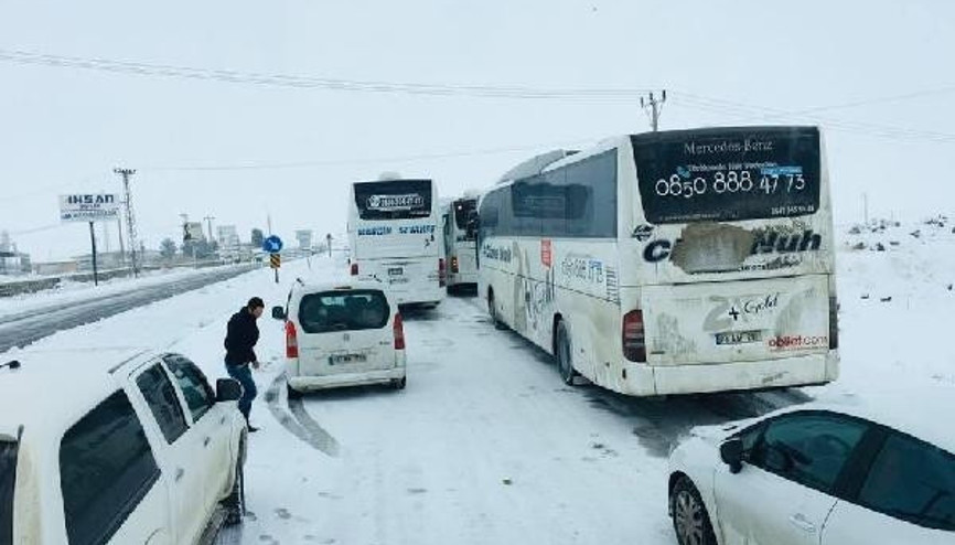 Uluslararası İpek Yolu kardan kapandı, sürücüler mahsur kaldı