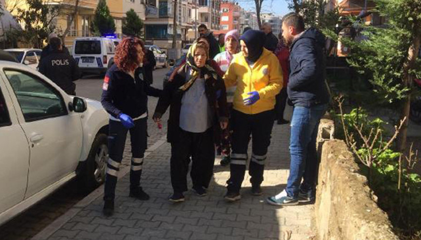 Eli bıçaklı maskeli gaspçı, yaşlı kadının bileziği ile küpesini aldı