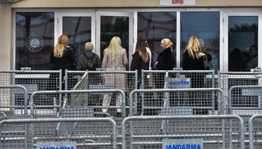 Adnan Oktar davası... Tahliye edilen kadınlar duruşmaya geldi