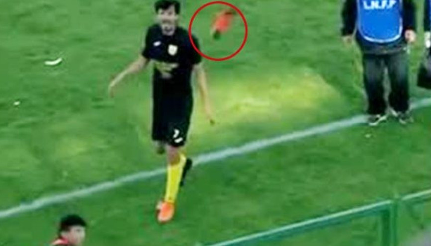 Kramponunu tribüne atan top toplayıcı çocuğu tekmeledi