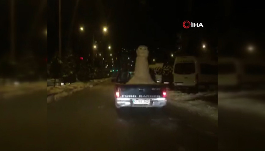 Arabanın arkasındaki kardan adamla şehir turu attı