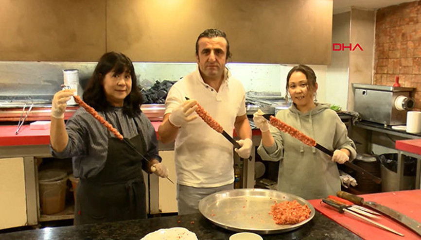 Japonyadan gelip, Adana kebabı yapımını öğrendiler Japonyadan gelip, Adana kebabı yapımını öğrendiler