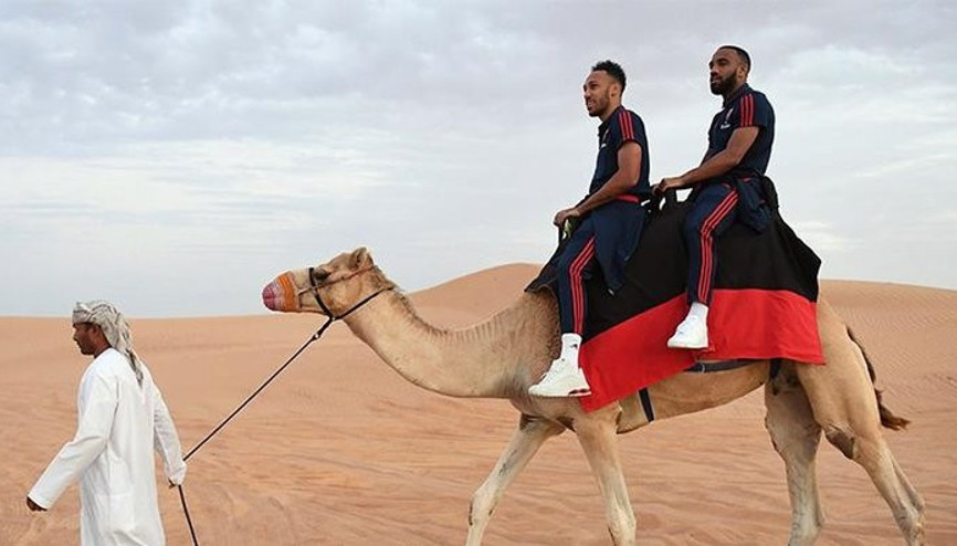 Arsenalli futbolcular deveye binip çölde gezdiler