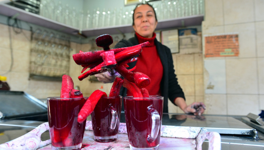 Adanalılar Şalgamcı Ablanın şalgamından vazgeçemiyor