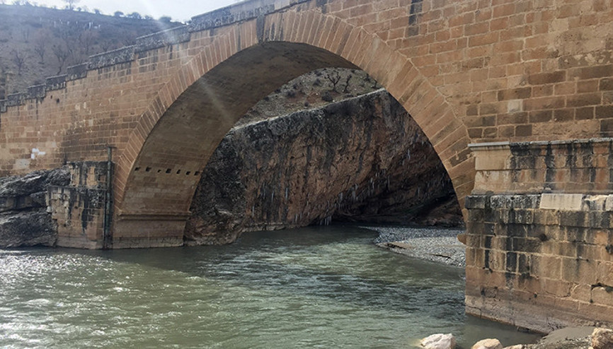 -15 derecede buz tutan Cendere kanyonunda sarkıtlar oluştu