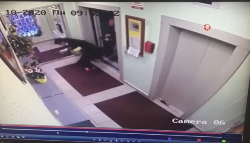 Otel müşterisi, temizlikçi kadını asansörden dışarı fırlattı Otel müşterisi, temizlikçi kadını asansörden dışarı fırlattı