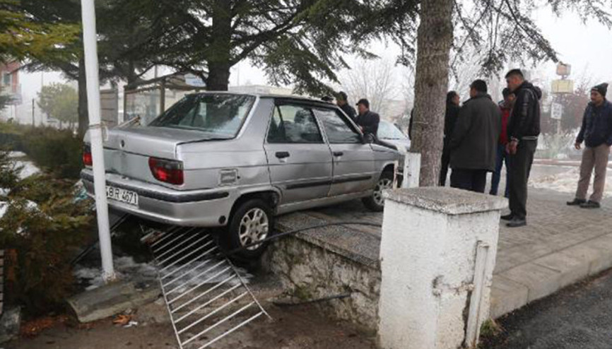 El freni çekilmeyen otomobil, duvara çarptı
