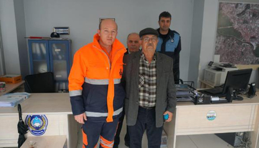 Bulduğu içinde 17 bin lira olan çantayı sahibine teslim etti