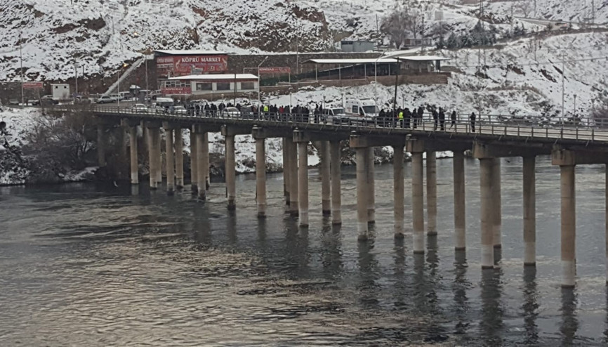 Tekne köprü ayağına çarptı Şaşkın bakışlar arasında gözden kayboldu