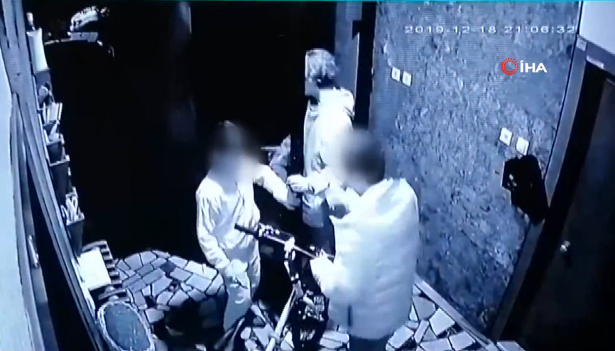 Yan keskili çocuların hırsızlık anı kamerada