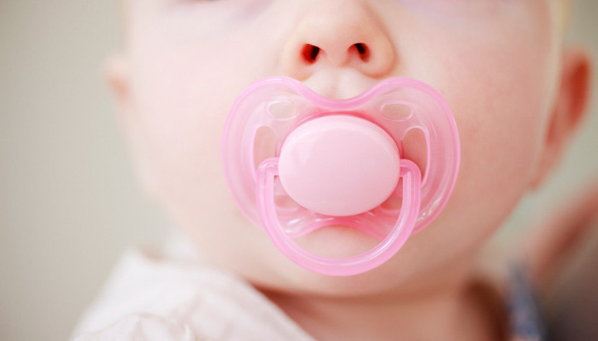 Çocuklara emzik ve biberonu reçele batırıp vermeyin Çocuklara emzik ve biberonu reçele batırıp vermeyin