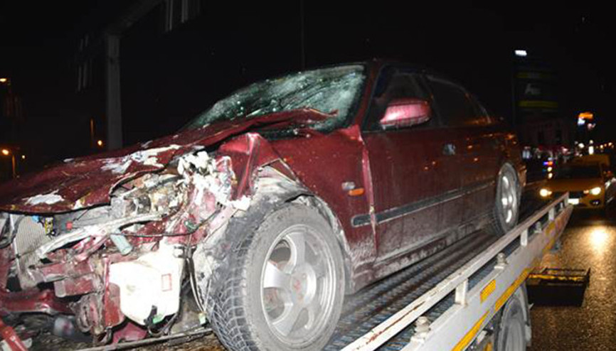 Otomobil, ticari taksiye arkadan çarptı: 2 yaralı