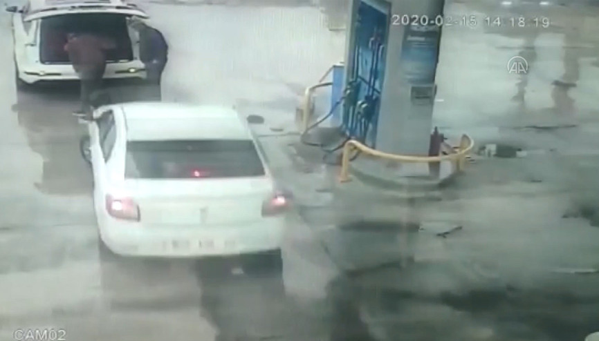 Benzin istasyonunda dehşeti yaşadılar