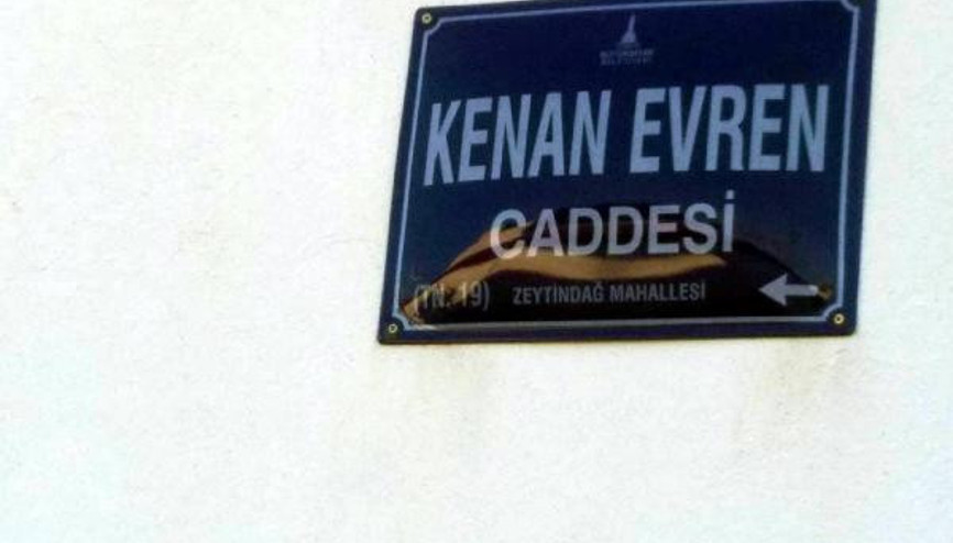İzmirde Kenan Evrenin ismi cadde ve sokaklardan kaldırıldı İzmirde Kenan Evrenin ismi cadde ve sokaklardan kaldırıldı