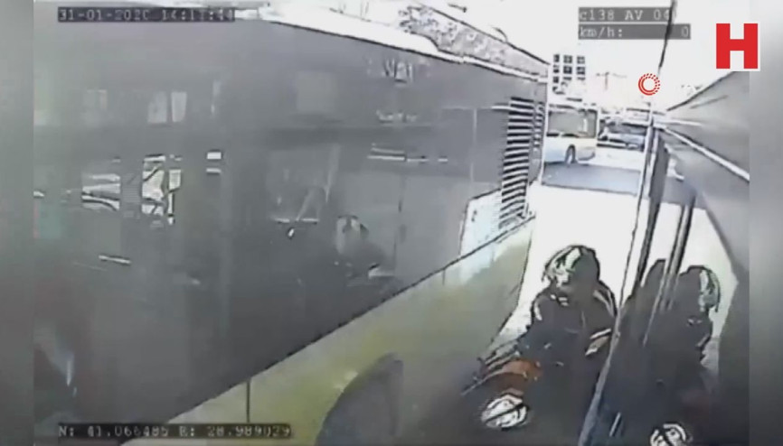 Motosikletli, iki otobüsün arasında sıkıştı Motosikletli, iki otobüsün arasında sıkıştı