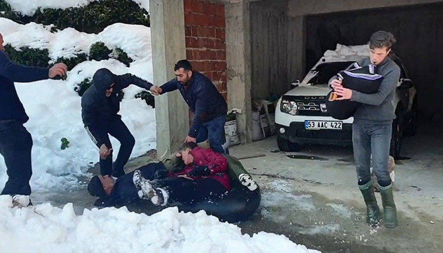 Şambrelle kayan genç, horon tepen vatandaşların arasına daldı