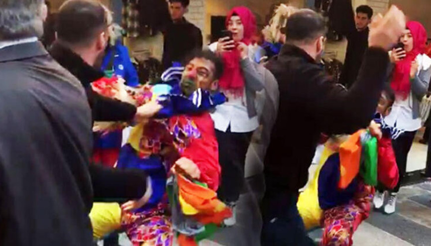 Tipini beğenmediği palyaçoya saldırdı