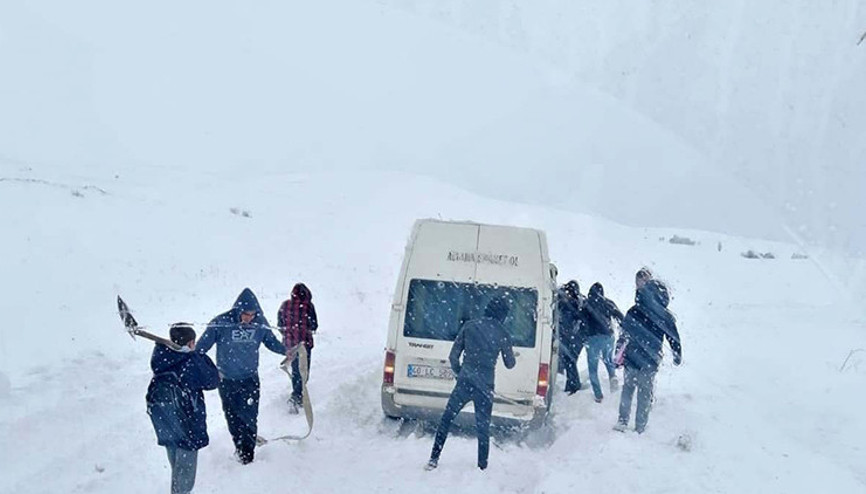 Tipide mahsur kalan öğrenciler kurtarıldı