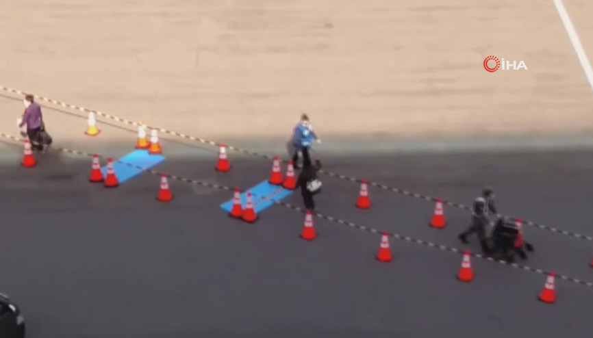 Gemide karantinadaki yolcular tahliye ediliyor Gemide karantinadaki yolcular tahliye ediliyor