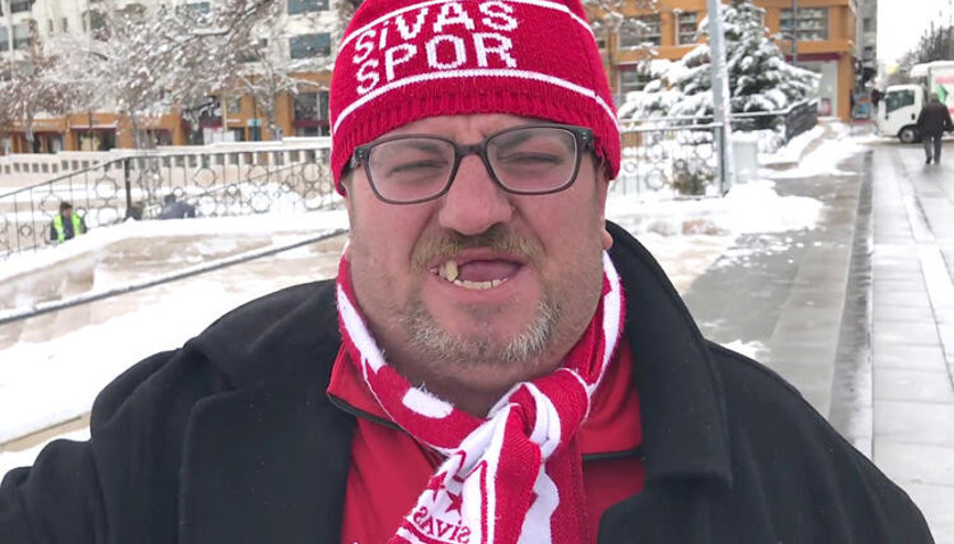 Sivasspor taraftarı Fenomen simitçi Ahmet dişlerine kavuştu, Sabaha kadar buradayızın patentinin peşine düştü