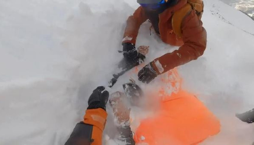 Çığ altında kalan kadın kayakçıları böyle kurtardılar