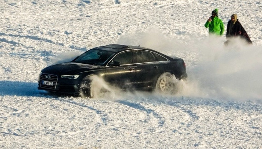 Çıldırda buz üstünde heyecanlı drift