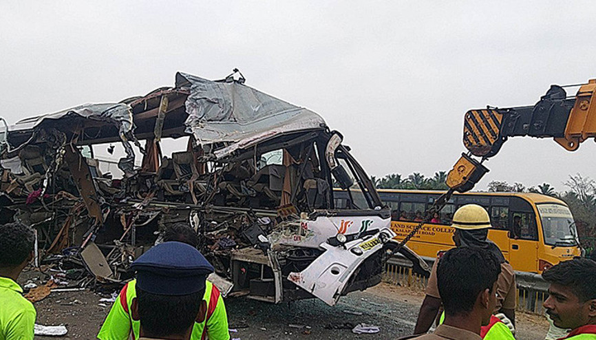 Hindistan’da TIR yolcu otobüsüne çarptı: 20 ölü