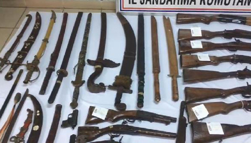 Oto lastikçisinin ev ve iş yerinden cephanelik çıktı