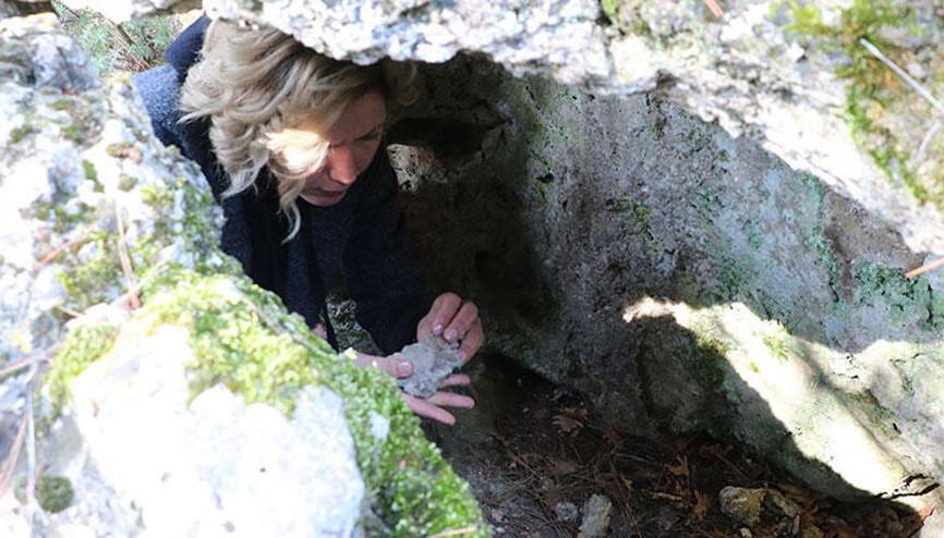 Ormanda arkadaşının evini ararken Roma dönemine ait lahit buldu