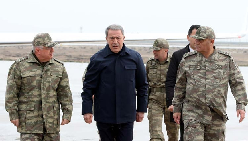 Bakan Akar ve komutanlar sınırda…