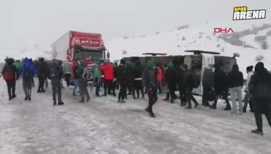 Erzuruma giden Bursaspor taraftar otobüsü Aşkalede kaza yaptı