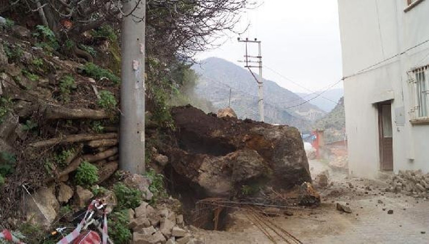 Kaya parçalarının düştüğü yol ulaşıma kapandı