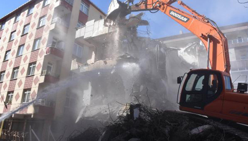 Bahçelievlerde ağır hasarlı 3 bina daha yıkıldı