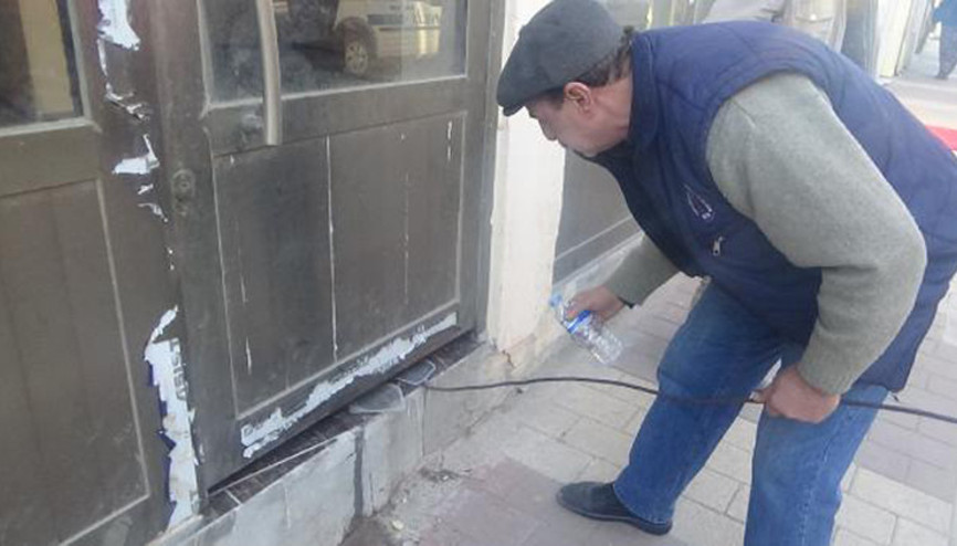 İş yerinde mahsur kalan kedi, 20 gündür kapı altından atılan yiyeceklerle besleniyor