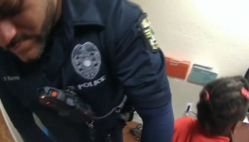 ABDde 6 yaşındaki kız çocuğu kelepçe takılarak gözaltına alındı