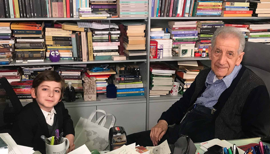 Küçük Filozof Atakan, Doğan Hızlan ile Tanıştı:Türkiyede yeterli kitap ve bilgi yok | Kuşak Farkı