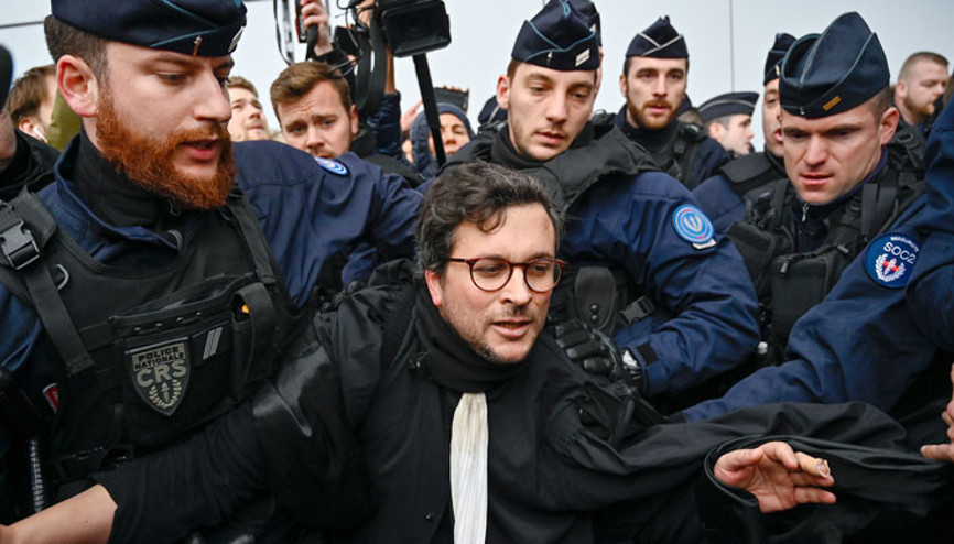 Avukatlardan meclis önünde emeklilik reformu protestosu