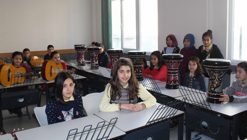İlçe okulunda müzik sınıfında enstrümanlı ders