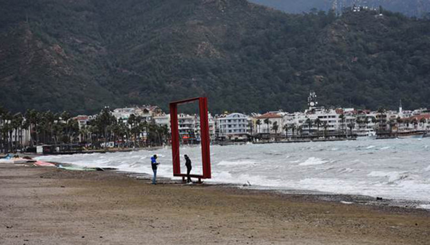 Marmariste sağanakta çamuru taşıyan sel suları denizin rengi değiştirdi