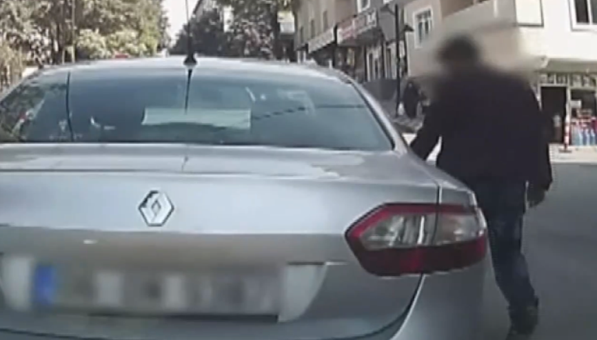 Güpegündüz otomobilin içindeki çantayı böyle çaldı