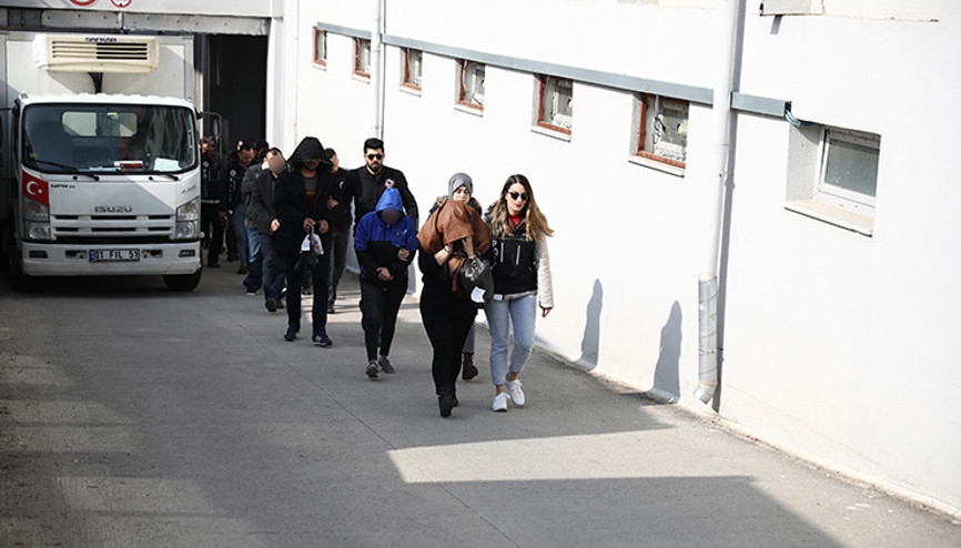 Adanada 2si kadın 19 torbacı adliyede