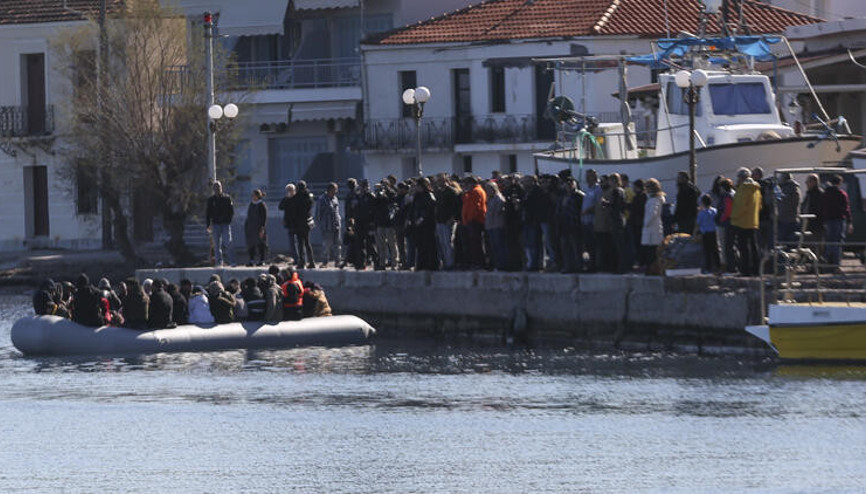 Midillide aşırı sağcılar, göçmenlerin karaya çıkışını engelledi, gazetecilere saldırdı