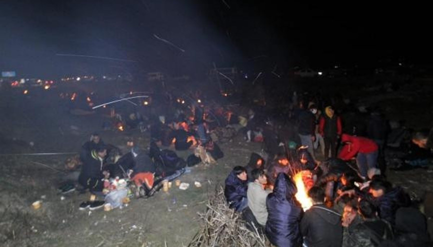 Göçmenlerin İpsala’daki bekleyişi gece de devam etti