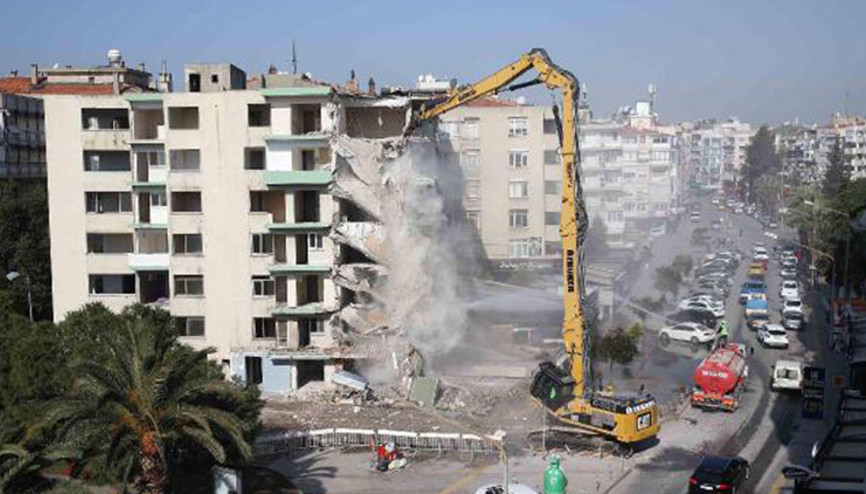 İzmirdeki yatık binalarda ilk yıkım başladı